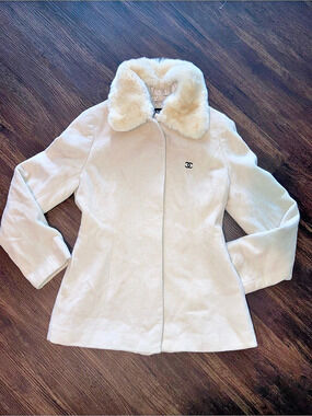 Chanel boutique vintage women’s Cream Coat Size 38 fits like xs/s